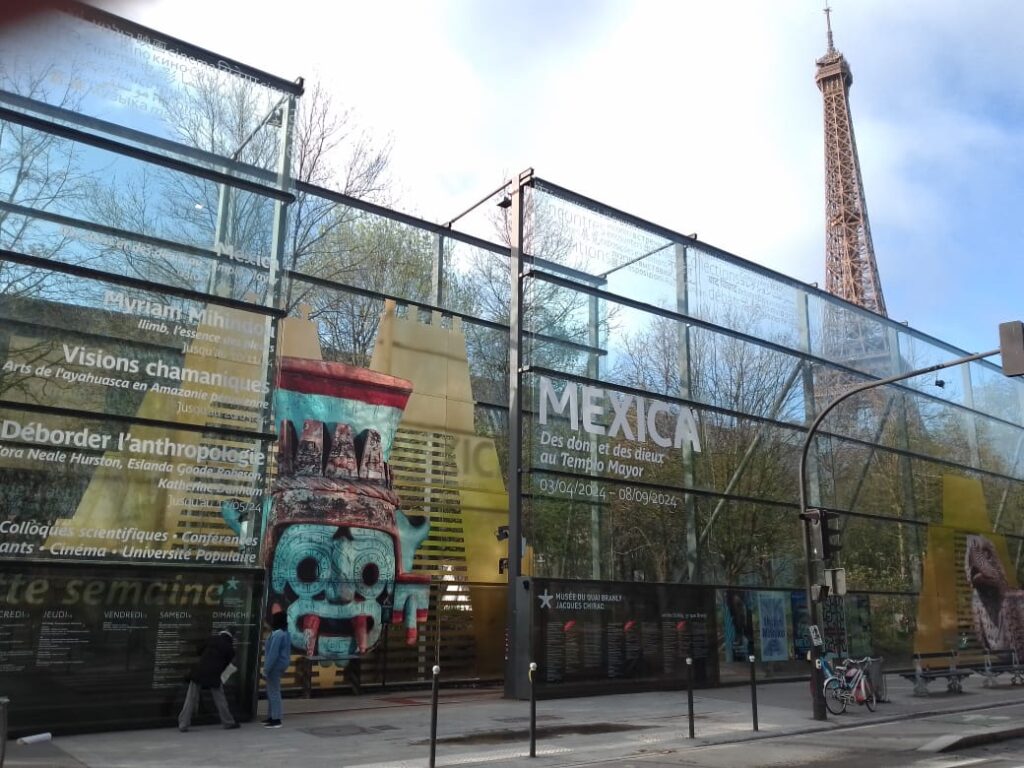 BourNinon's tweet photo. Cette semaine, très heureuse de redonner les TDO Amériques au musée du @quaibranly pour étudiants et auditeurs de l'@EcoleduLouvre ! 

Le musée compte parmi ses 100 000 pièces des Amériques de superbes constumes d'inspiration autochtone produits par des Africains-Américains de la Nouvelle Orléans. Plumes, perles, mocassins mais surtout, la présence du fameux bison blanc vénéré par les populations natives des Plaines.

A la fin du XIXe siècle, alors que ces populations sont en proie aux guerres face à l'armée américaine poussant au génocide,  les Lakota vont notamment inventer une danse magique spécifique dont la répétition a pour but d'anihiler l'Homme blanc, faire revenir les guerriers morts au combat ainsi que le bison blanc sur Terre.

Rare, représentant l'espoir et d'abondance, le bison blanc ("white bull") est encore aujourd'hui vénéré par les descendants lakotas et, selon leurs mythes de création du monde, aurait été celui apportant le calumet aux Hommes en prenant une apparence féminine.

Le grand chef lakota Sitting Bull, ayant défait l'armée américaine à Little Big Horn en 1876, fut aidé par son neveu White Bull. Nommé d'après l'animal sacré, il aurait été celui tuant l'infâme Général Custer. 

Tout un symbole ! Mais mythe, ou réalité ? ;)