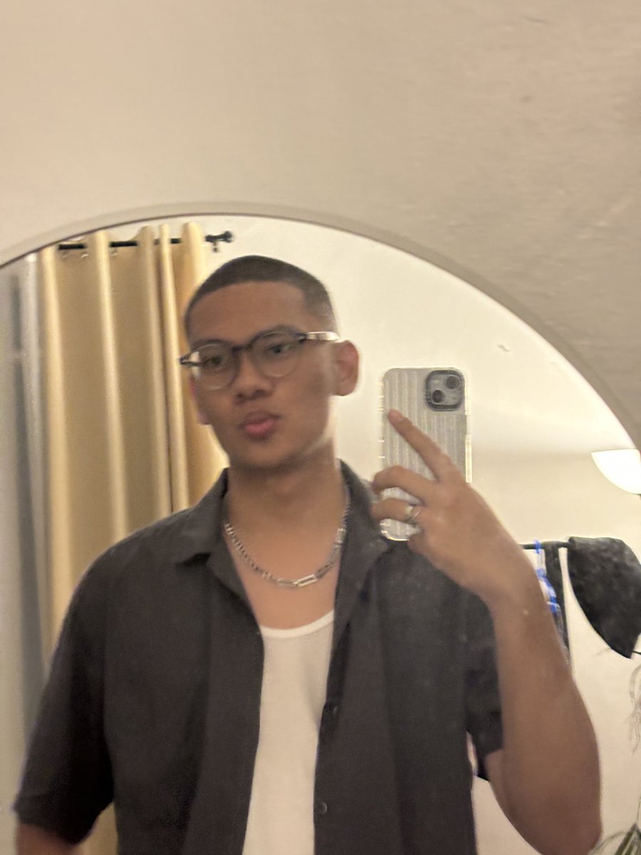 adrlayson's tweet photo. i know a mirror HATES to see me coming... https://t.co/T4K1i9EEi3