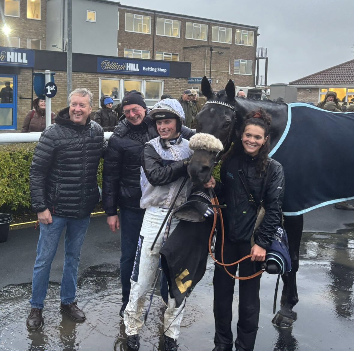 wgreatrexracing's tweet photo. THEYSEEKHIMTHERE shows great grit and determination on chasing debut to WIN the https://t.co/KfCDfTkFeK Handicap Chase 2m 7f @Huntingdon_Race under a powerful ride from @james_bowen_. Huge well done to owners BadJams5 Syndicate. 
Proudly sponsored by @1accountav https://t.co/LVM5Drxokb