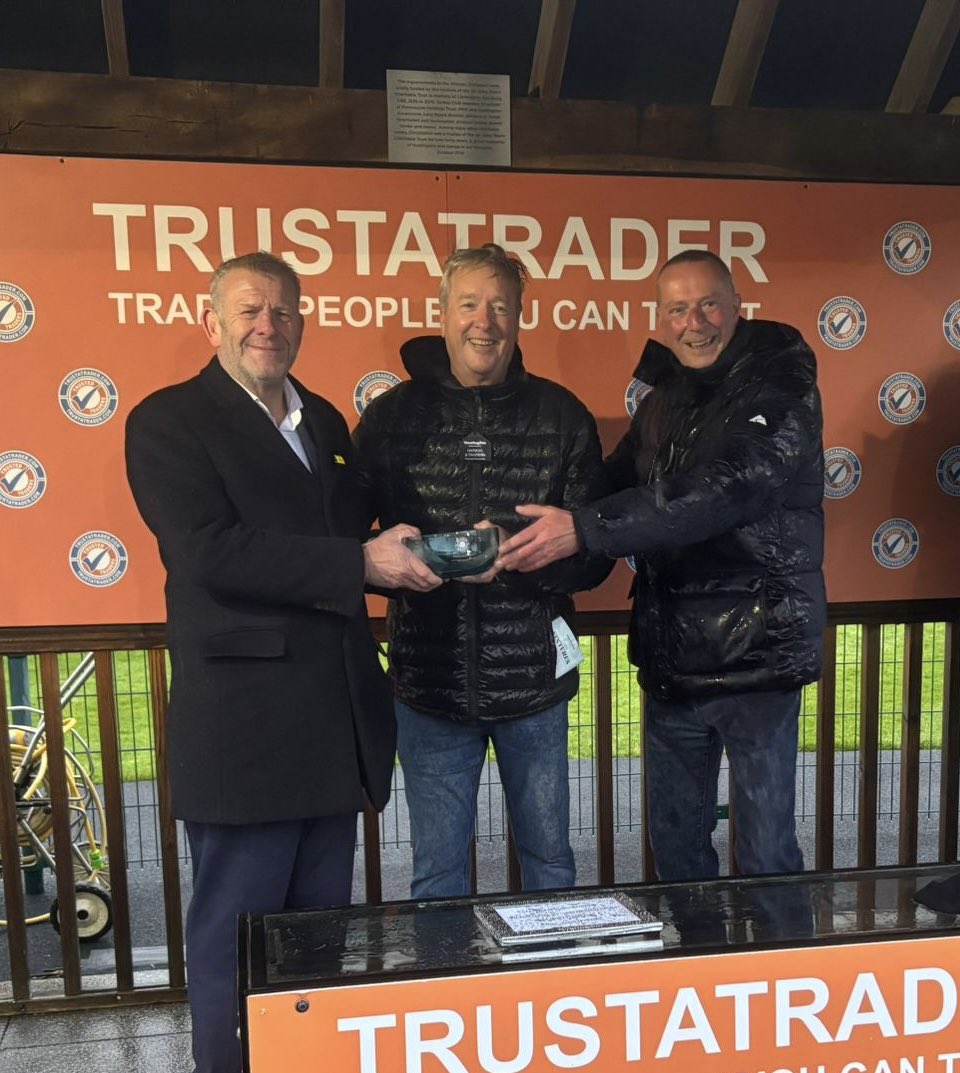 wgreatrexracing's tweet photo. THEYSEEKHIMTHERE shows great grit and determination on chasing debut to WIN the https://t.co/KfCDfTkFeK Handicap Chase 2m 7f @Huntingdon_Race under a powerful ride from @james_bowen_. Huge well done to owners BadJams5 Syndicate. 
Proudly sponsored by @1accountav https://t.co/LVM5Drxokb