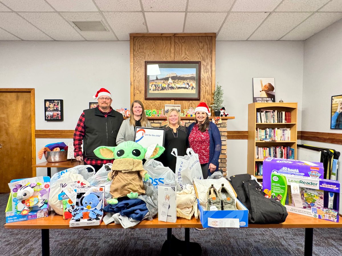 FlatheadCASA's tweet photo. 🎄A huge thank you to Whitefish Credit Union and their amazing team members, Jane Peters and Jen Archer, for going the extra mile and delivering gifts to our office! WCU's consistent generosity helps make bringing some Christmas joy to kids this season possible.  #christmasdrive https://t.co/HJAVzGspsY