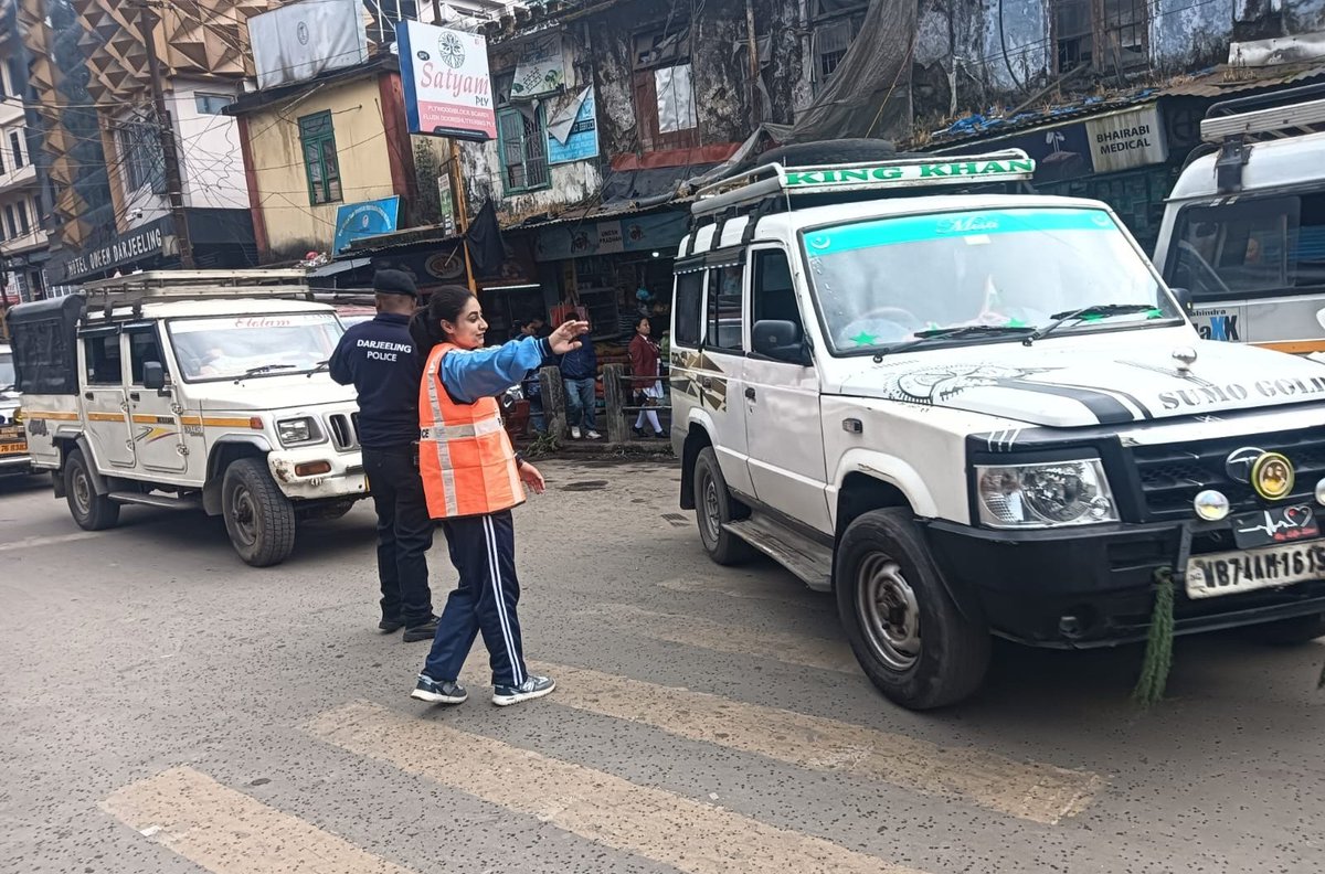 SRBT_College's tweet photo. SRBT College (Govt.Aided) NSS Unit, Darjeeling Conducted intensive Traffic volunteering activities under theme  Ye Diwali MY Bharat Wali.
#YASMinistry
#NSSIndia
#NCTE 
#UGC 
#WBHE 
#WbGovt 
#GTA
#rdnsskolkata
#NYKS
#BSAEU
#BEdCollege
#DiwaliwithMYBharat 
#sevakaeksaal https://t.co/hvRLBBdcDB