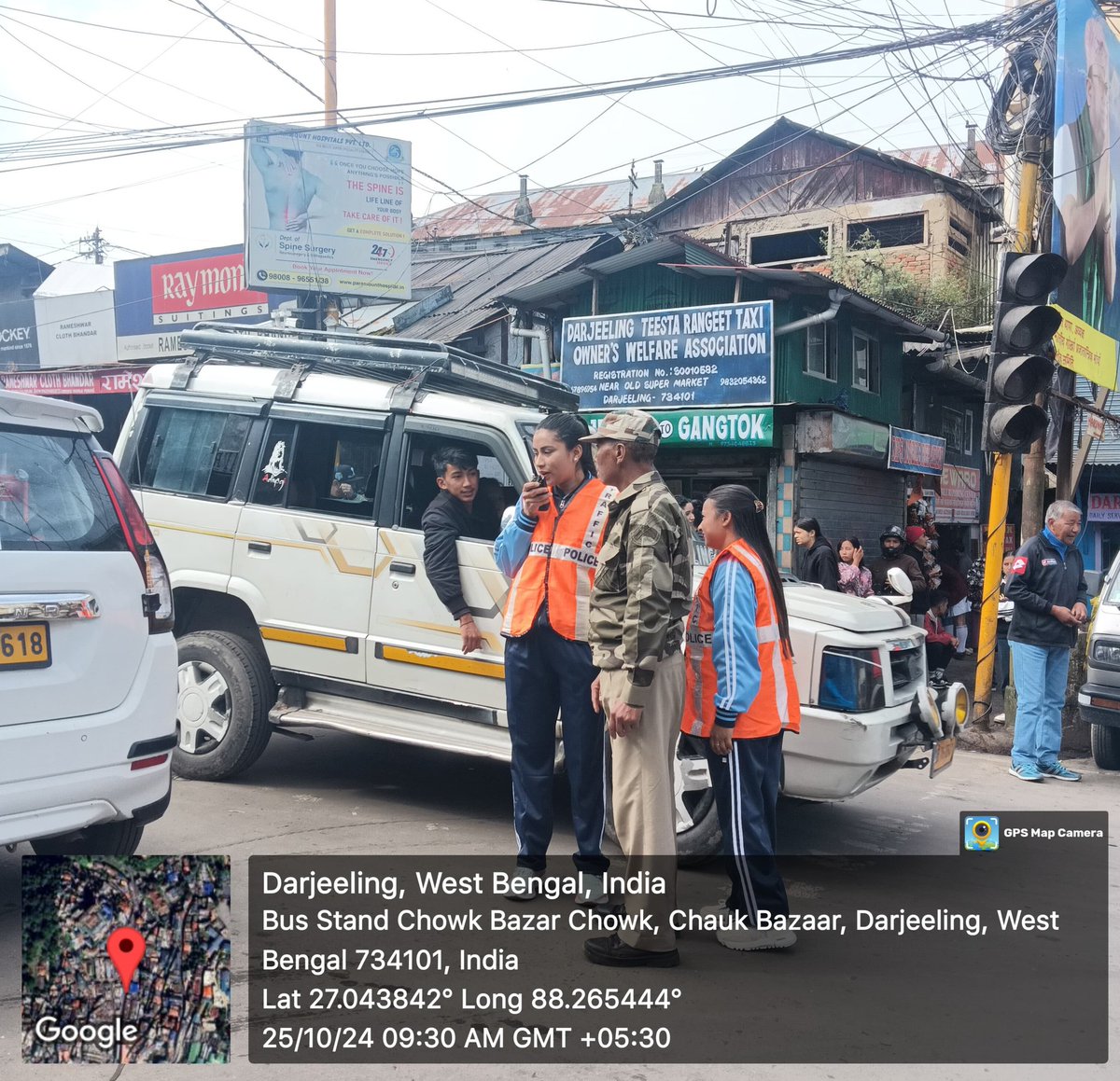 SRBT_College's tweet photo. SRBT College (Govt.Aided) NSS Unit, Darjeeling Conducted intensive Traffic volunteering activities under theme  Ye Diwali MY Bharat Wali.
#YASMinistry
#NSSIndia
#NCTE 
#UGC 
#WBHE 
#WbGovt 
#GTA
#rdnsskolkata
#NYKS
#BSAEU
#BEdCollege
#DiwaliwithMYBharat 
#sevakaeksaal https://t.co/hvRLBBdcDB