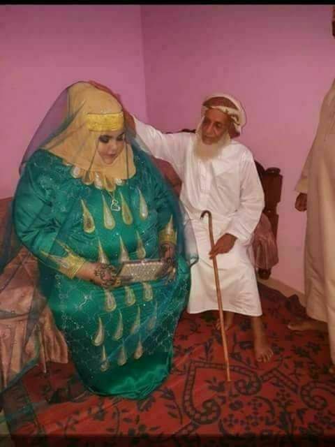 ذلحين الشايب هذا  كمل نص دينه أو كل دينه .. وزاد كمل دين عياله وعيال عياله ودين الحارة كلها😹😹