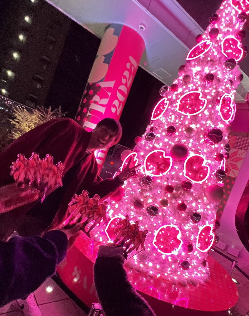c_m_sugar's tweet photo. 🌸ツリーと写真撮ってたら本人来た図 https://t.co/1L46utNSPk