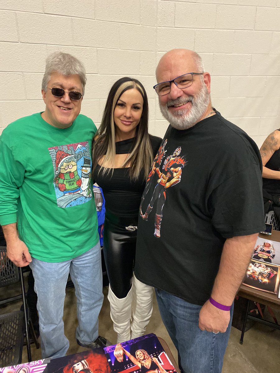 JohngysBeat's tweet image. It had been too long since I last saw @VelVelHoller, but it was great seeing her at @BlizzardBrawl. She was as sweet and lovely as ever.