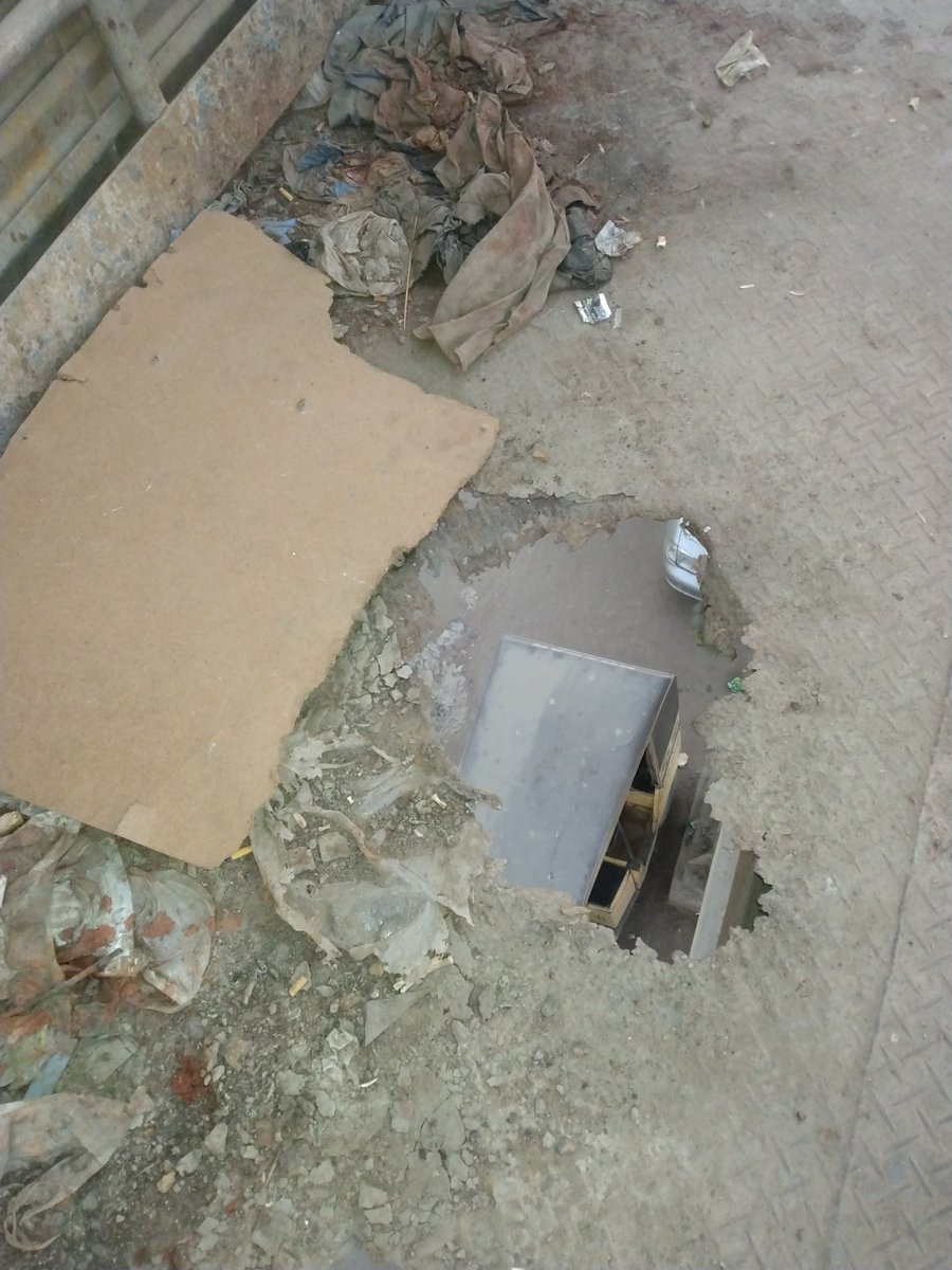 JalalKhan29's tweet photo. @murtazawahab1 @murtazawahab1 @DCKhiCentral @KmcPakistan
Urgent attention needed!
Pedestrian bridge in Gharibabad, Karachi has missing/damaged grating, putting lives at risk!
Please fix this hazard ASAP!
#Karachi #SafetyFirst #FixTheBridge https://t.co/UY1qxU7rTH