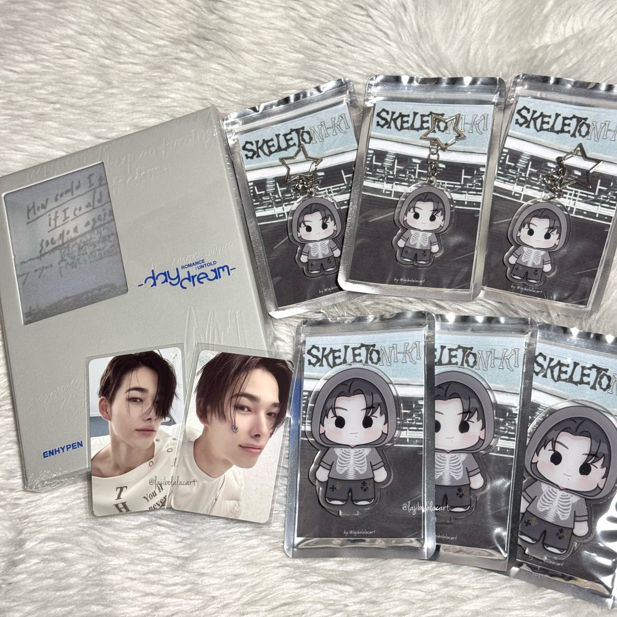 ★ NI-KI BIRTHDAY GIVEAWAY ★

- 9 winners -

🐥 3 skeletoni-ki kr, 3 standee, 2 official pc, 1 r:u daydream sealed album (blue noon ver)

♡ like + rt  
♡ reply your fave pic of Ni-ki + bday tags 
♡ ends on Dec 9 (11pm)

STARS ALIGN FOR NI-KI
#OurRe19ningStarNI_KI