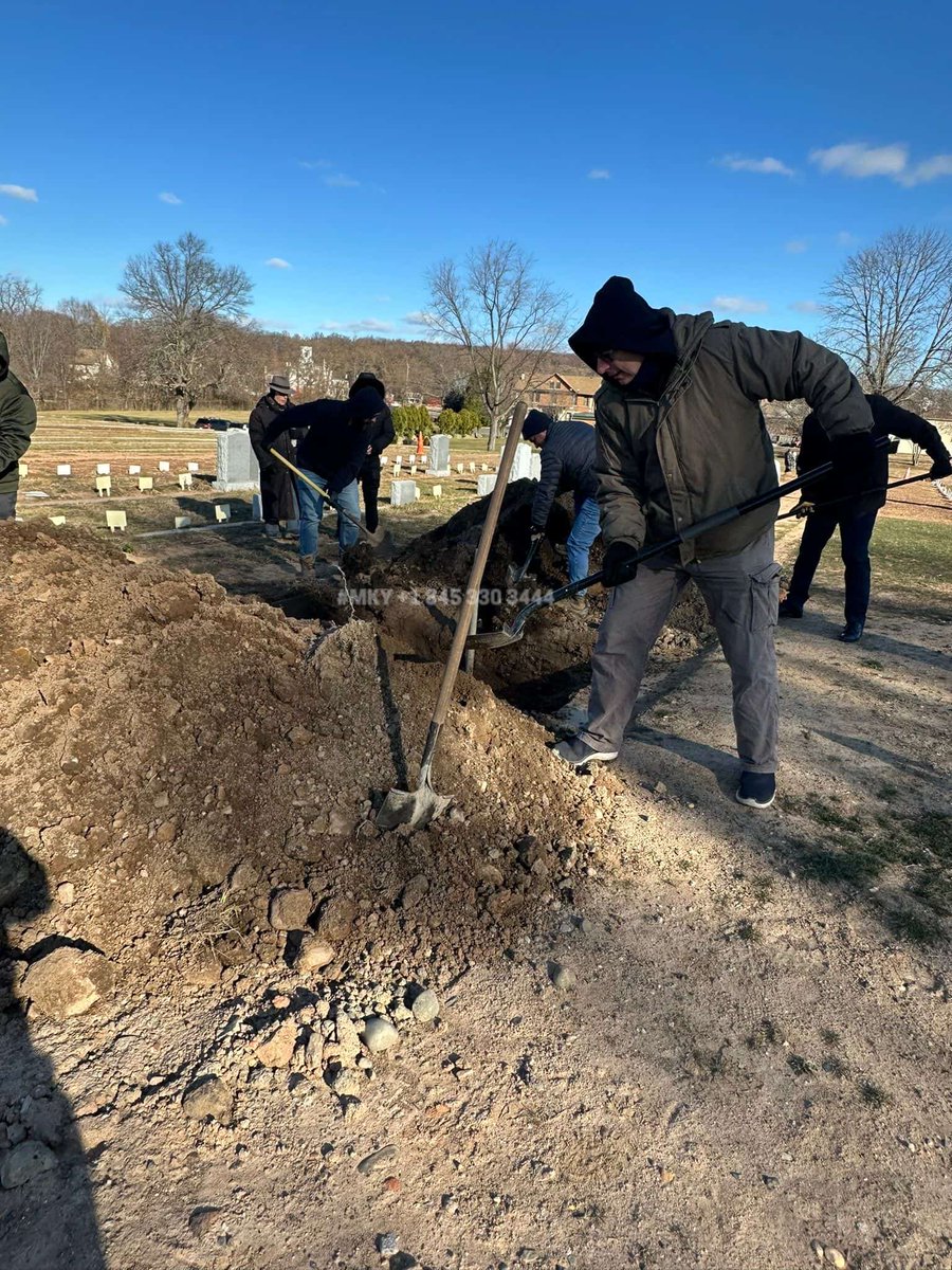 MKYstatus's tweet photo. On a frigid Friday afternoon, Hebrew Free Burial Association’s volunteers on Staten Island ensure that two fellow Jews are seen off with dignity and the respect of Kaddish as well https://t.co/6nzLbk2thP