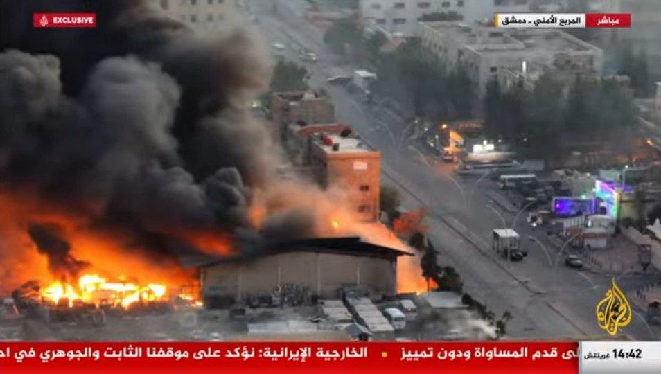inpic0's tweet photo. #لماذا قصف الاحتلال مخازن السلاح في العاصمة #دمشق بعد تحريرها !!

ولماذا احتل المنطقة العازلة في الجولان بعد ان كانت بيد الممانعة والمكاومة !!

هل علمتم #الان من هو العميل الذي كان يحمي الكيان طوال 53 عام !!!! https://t.co/TVdNfAlkpV