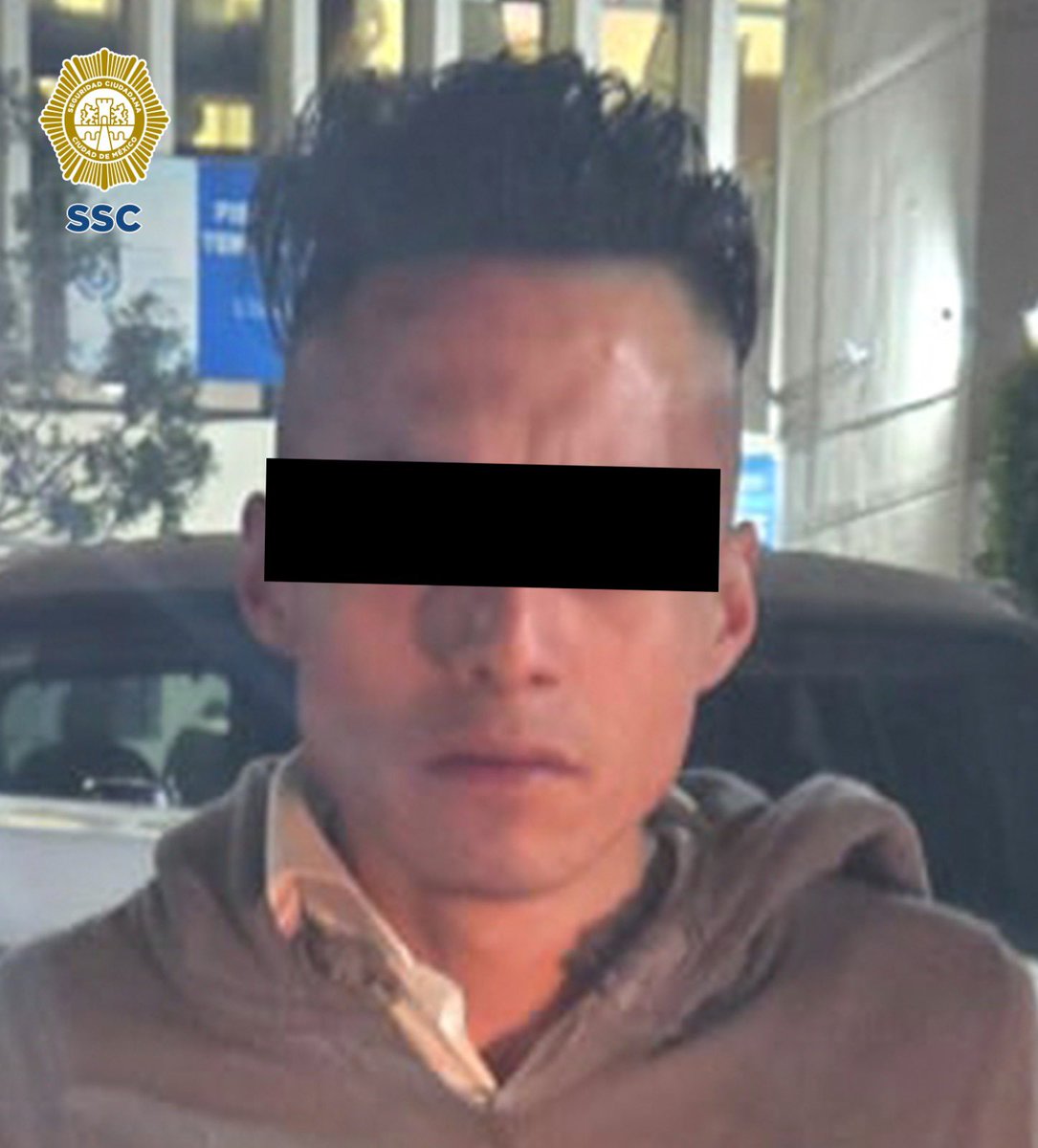 PabloVazC's tweet photo. En atención a una denuncia por robo en la colonia #Centro, en @AlcCuauhtemocMx, compañeros de @SSC_CDMX detuvieron a 2 hombres presuntamente vinculados al asalto a un automovilista; se les aseguró una réplica de arma de fuego y se recuperó el dinero de la víctima.  

Uno de los detenidos es quien aparece en un video durante el intento de asalto a un conductor en el mismo lugar. 

La denuncia es fundamental para la identificación de quienes cometen los delitos que afectan a la ciudadanía. No habrá impunidad en este y en otros casos que atiende la #SSC.