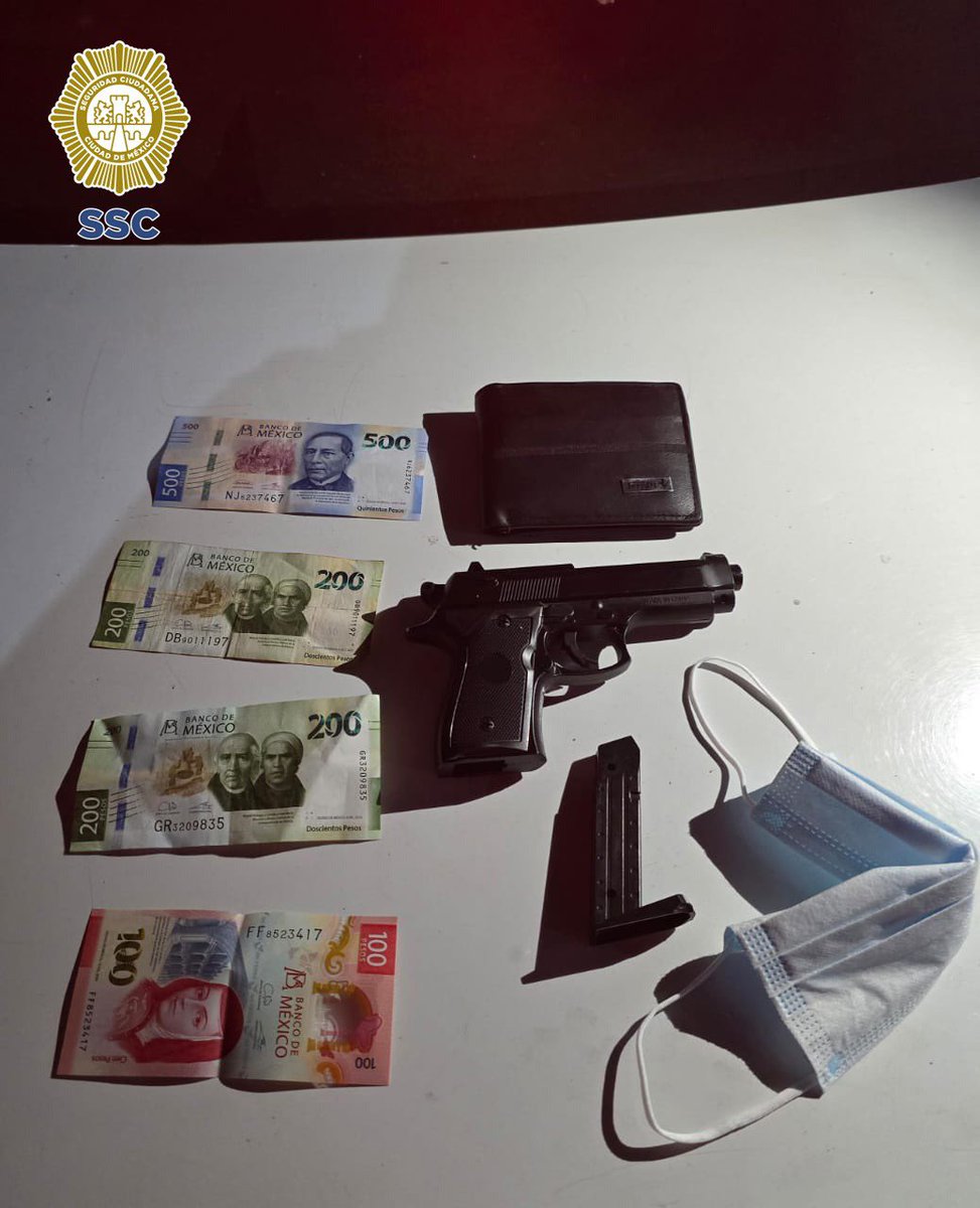 PabloVazC's tweet photo. En atención a una denuncia por robo en la colonia #Centro, en @AlcCuauhtemocMx, compañeros de @SSC_CDMX detuvieron a 2 hombres presuntamente vinculados al asalto a un automovilista; se les aseguró una réplica de arma de fuego y se recuperó el dinero de la víctima.  

Uno de los detenidos es quien aparece en un video durante el intento de asalto a un conductor en el mismo lugar. 

La denuncia es fundamental para la identificación de quienes cometen los delitos que afectan a la ciudadanía. No habrá impunidad en este y en otros casos que atiende la #SSC.