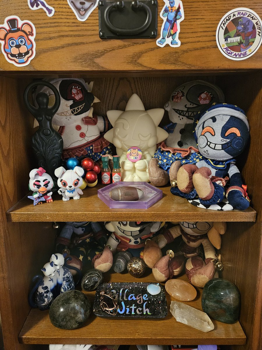 MillerTahra's tweet photo. My small but growing collection 😊. My stickers and pins are in the drawer, I don't have a place for them yet.

#fnaf #fnafsecuritybreach #fnafsundrop #fnafmoondrop #fnafeclipse #sundrop #moondrop #eclipse #fnaffanart https://t.co/pStJh5PoV7