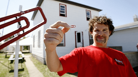 Este hombre descubrió un fallo en la economía estadounidense.

Después de años sin poder comprar una casa, cambió un simple clip rojo por una casa de $50,000.

Todo lo que hizo fue entender esta poderosa verdad sobre la riqueza: