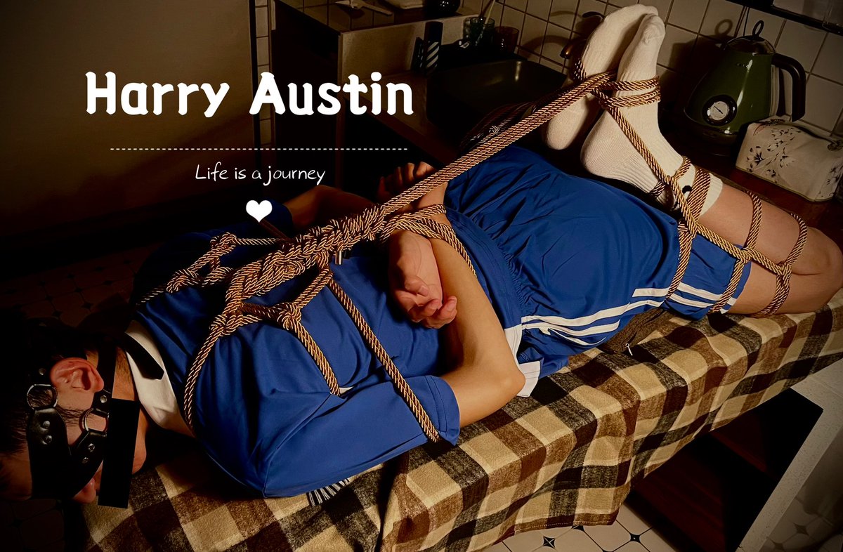 12月8日星期天，你破天荒的问我喜欢什么样的人，这令我有些难以置信，真的，我以为你一直都知道。好吧，那就亲口说一次。你听着，我并不喜欢明媚的性格，恰恰相反，令我趋之若鹜的，是早已冰冷的灵魂，呆滞的眼神，和不再蓬勃燃烧的心，就像你一样，需要我的爱，却无论如何都不肯爱我。
<a href="/budongyufeng1/">希易ya</a>