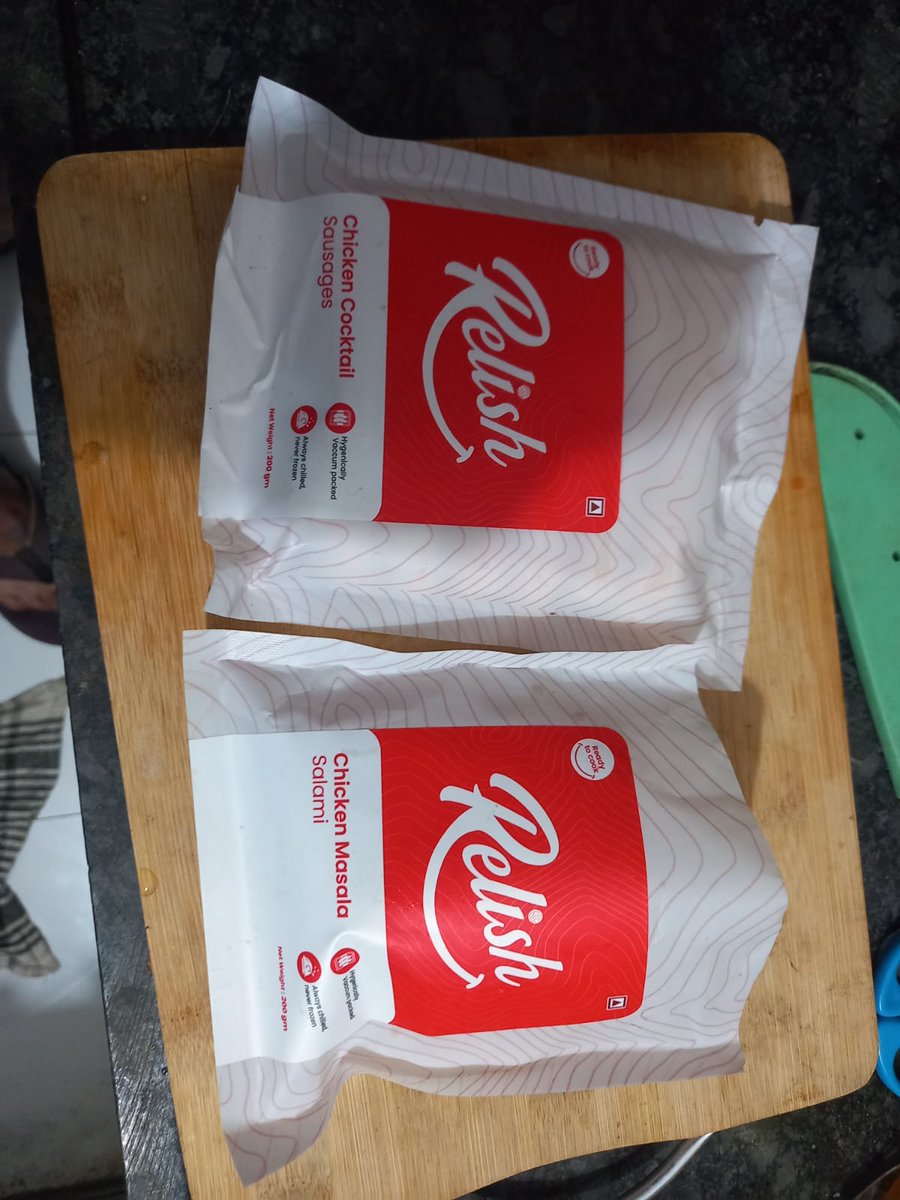 rohandsouz's tweet photo. @ZeptoNow placed an order today for 2 relish chicken sausage and 1 garbage bag. Received one chicken relish sausage and one chicken salami. Tried to raise issue of wrong product. Cannot submit. https://t.co/DzdCM9OBgK