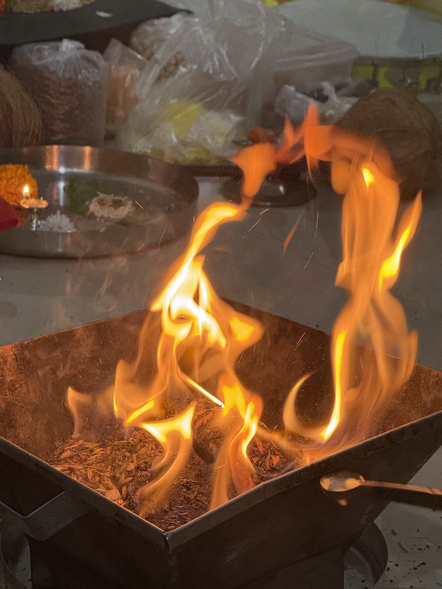 aparnark30's tweet image. I bow down to Agni - the sacred light
pure and divine, burning bright
with flames that heal and power to guide
through darkness, making it right,
These chants give us hope -day and night

🙏🏼

#homam #SanatanaDharma