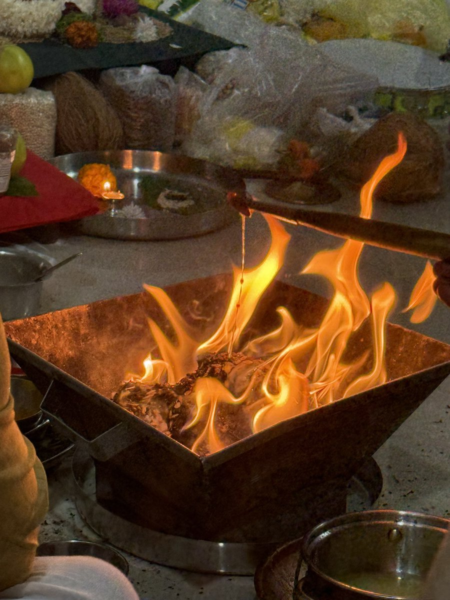 aparnark30's tweet image. I bow down to Agni - the sacred light
pure and divine, burning bright
with flames that heal and power to guide
through darkness, making it right,
These chants give us hope -day and night

🙏🏼

#homam #SanatanaDharma