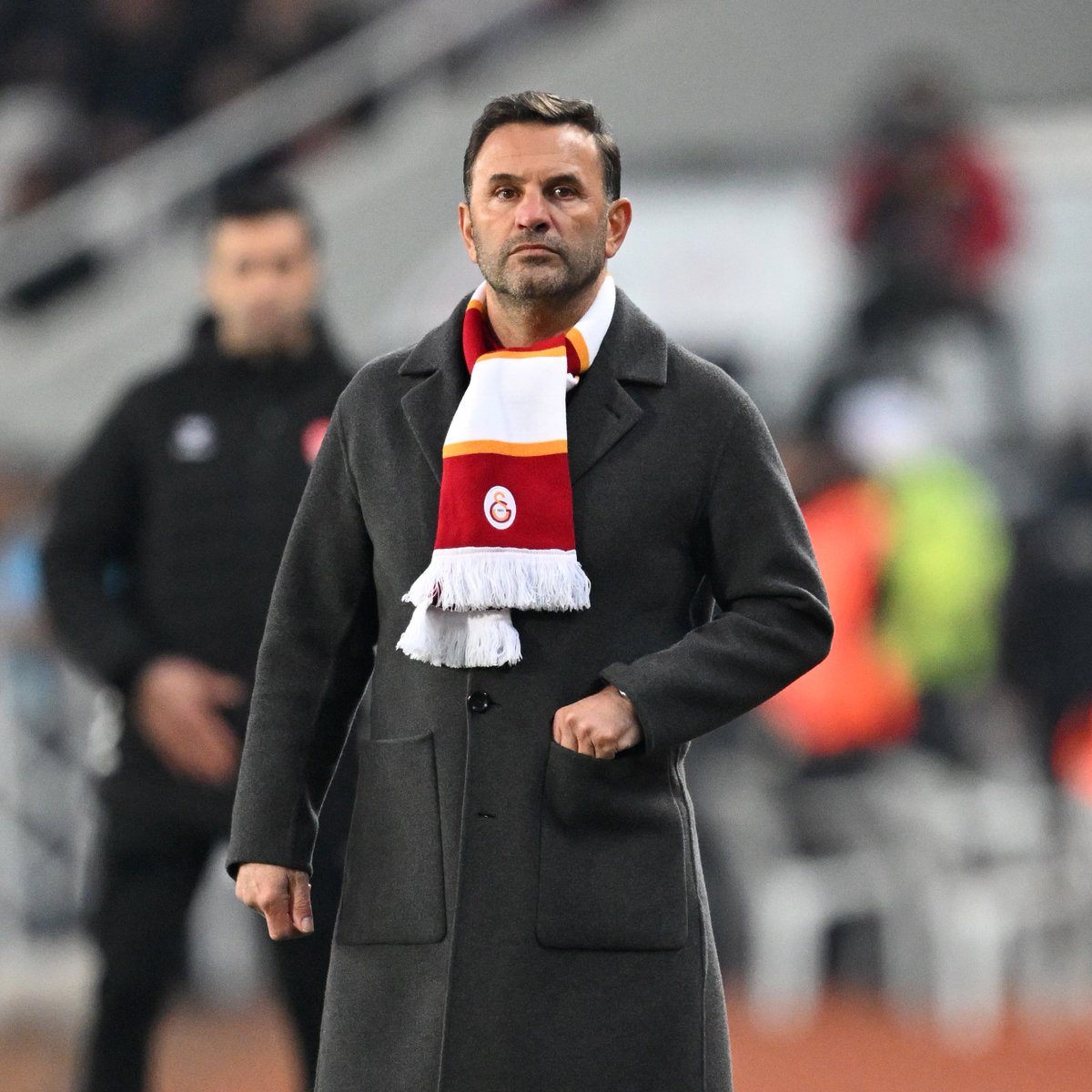 demarkesports's tweet photo. Okan Buruk: "Bir oyuncunun Barış Alper'in arkasından koşup ayağına basması ve VAR hakeminin onu çağırmasına rağmen kırmızı kart vermemesi haftalardır yaşananların özeti. Bu duruma getiren herkes çok mutlu olsun, bu oyuncu milli bir oyuncu. Maç içerisinde çok fazla şey yaşadık. Futbolla alakalı çok bir şey yok. Teşekkürler."