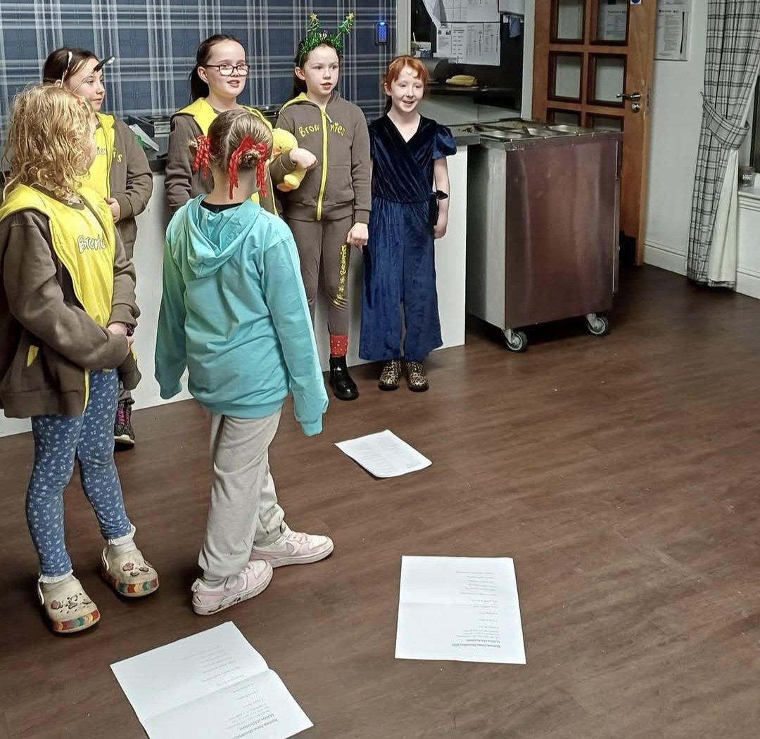 The 4th Helensburgh Brownies spread holiday cheer by performing Christmas classics and Brownie songs for residents at Argyll Care Centre 🎶🎄. They also brightened up their day by handing out handmade Christmas cards ✨🎅. A truly heartwarming event! 💖 #Girlguiding #Community
