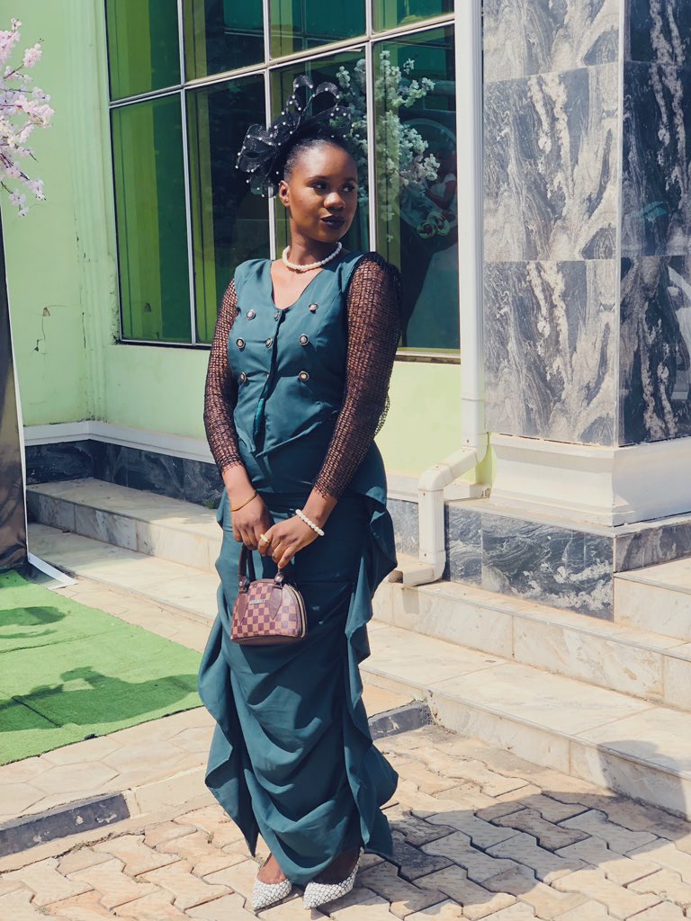 simplytoun's tweet photo. A beautiful  wedding guest https://t.co/eGh1hPLOKK