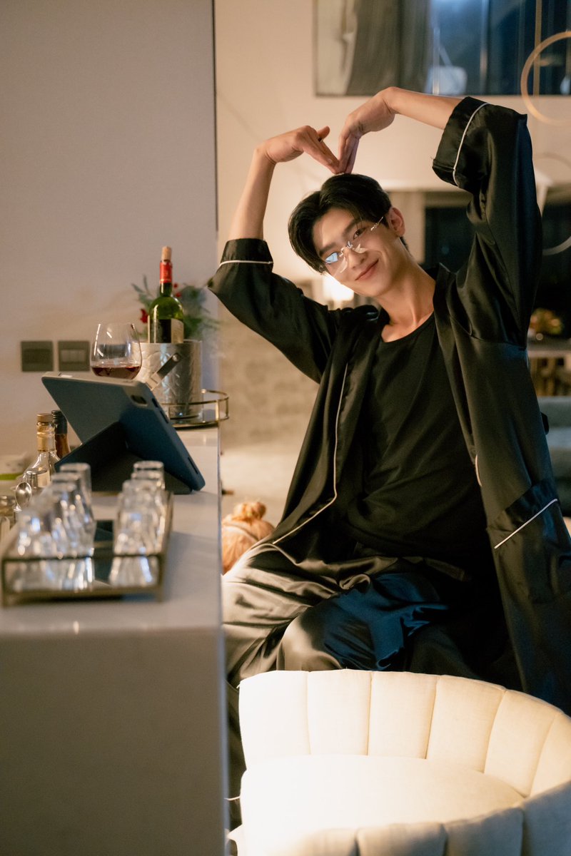 tthomastc's tweet photo. อยู่ในช่วงทำการบ้านครับ พี่หมื่นฟ้าตั้งใจมากๆ แล้วถ้าหมูกระทะมันร้อน ผมจะอ้อนใครได้มั้ย🥺

YOUR SKY EPISODE4
#YourSkySeriesEP4 https://t.co/KUdS9SMvai