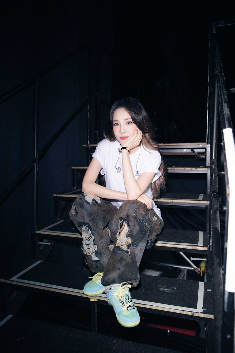 ixdara's tweet photo. Rips in the jeans, peace in the pose—another night full of loud cheers and bliss. HK Blackjacks you guys are amazing! 🧡 https://t.co/FnV8YzLrKx