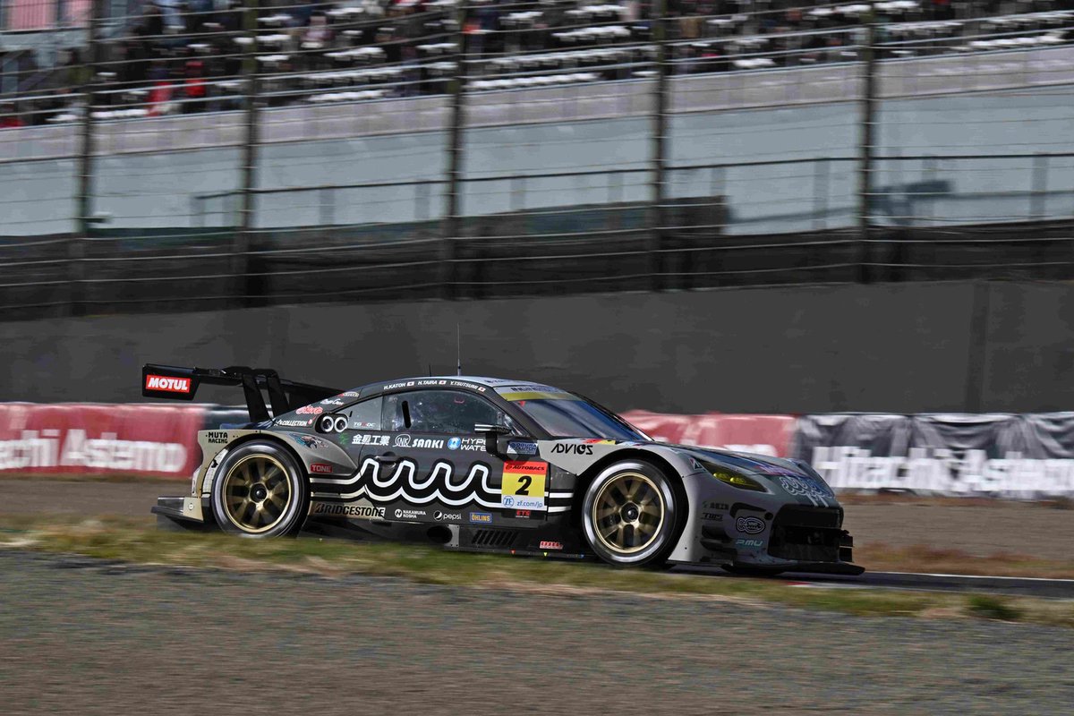 MutaRacing's tweet photo. 2024年SUPER GTシリーズ第5戦(最終戦)の決勝レース。muta Racing GR86 GTは3番グリッドで平良からスタートし、ピットインを遅らせ暫定トップに立ちました。堤に交代時にはタイヤ交換を行わずトップを守って後半の逃げ切りを図りましたが、フレッシュタイヤに交換した車両にかわされ2位でフィニッシュ。 https://t.co/nuu3zT403N