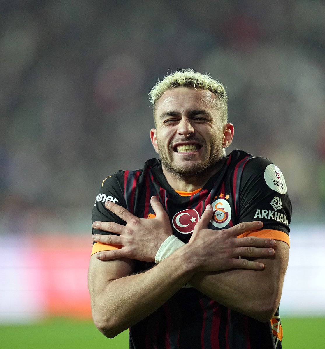 Sana üzülen Fenerbahçeli değildir. Her hafta dirsek, yumruk, şamar atarak pozisyon kazanıyorsun. Daha beter olursun inşallah Barış Alper Yılmaz.