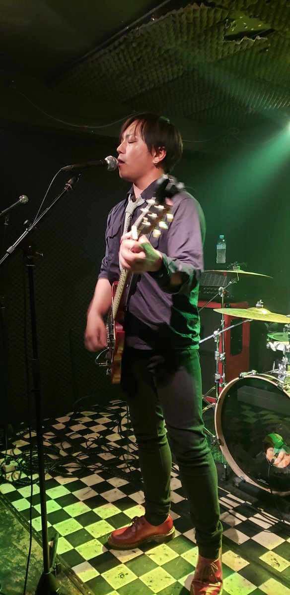 RISINGSUN0151's tweet image. 鬼くんたちのBuddyがオープニング！MCで、俺たち歌うしか出来ねぇ→いや、俺はギターも弾くし曲も作ってるんだけどな…の件面白かった😂そんな天然な鬼くんと今後はバンドで対バンするでしょう✨
素敵な仲間の話にほっこり😊

#戦争の歌　だったような。
#SHOCKS
#蘭丸
#Serenaderemember