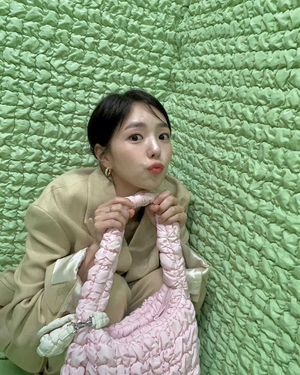 soobinmss's tweet image. 이 가방이 너무 부드러운 것 같아요! 👜

#ChaeSoobin #채수빈