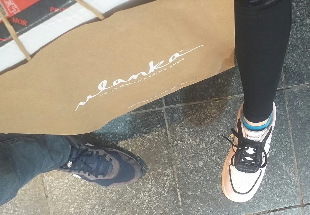 YoLucasLuke's tweet photo. Vamos a comprar unas zapatillas por amor a la poesía, porque Ulanka rima con pagafantas.

#DivaK escoge unas Converse rojas que paga este humilde trovador. 80 euros vuelan de mis bolsillos al compás de su belleza, para pasar a calzar sus pies.

Aquí las instantáneas que dan fé ⬇️ https://t.co/Ig1wwNIPvZ