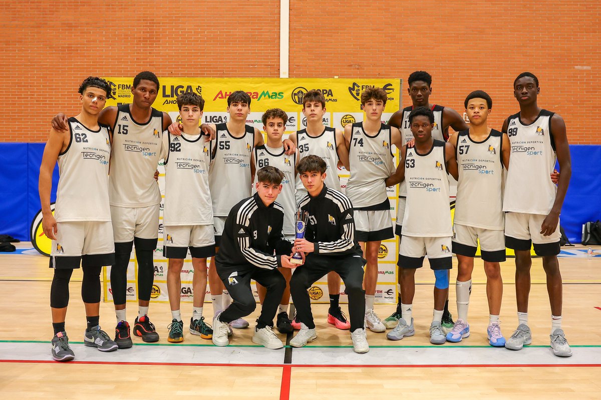 Así ha terminado la #CopaAhorramas cadete masculina

🥇Campeón: <a href="/CBZentro/">Zentro Basket Madrid</a> 
🥈Subcampeón: <a href="/Lasoacademy/">Laso Academy</a> 

Entregaron los trofeos Santos Moraga, presidente de la Federación de Baloncesto de Madrid, y los vicepresidentes Miguel Ángel Garmendia y Raúl Yusta.