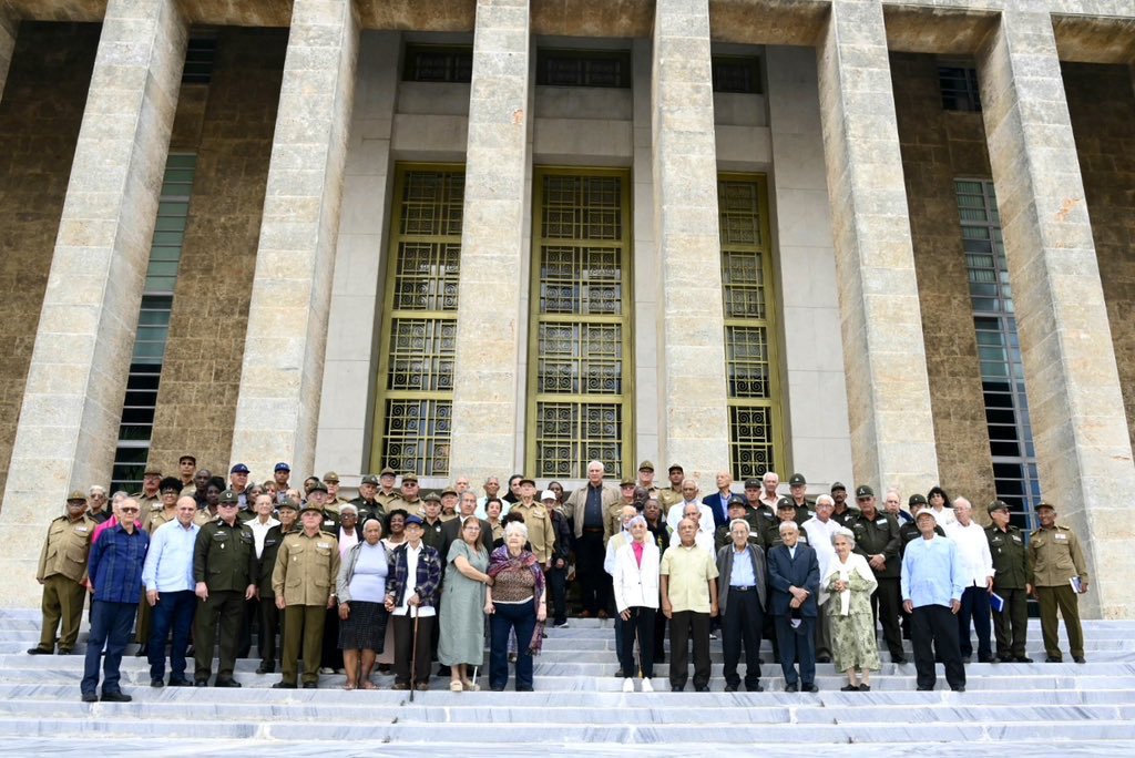 DiazCanelB's tweet photo. Con quienes atesoran la experiencia más valiosa y merecen no solo nuestra gratitud, sino el apoyo y el acompañamiento de quienes nos sumamos después, nos reunimos en el Palacio de la Revolución. Gracias, queridos combatientes, por la lealtad y la fe inclaudicable en la victoria. https://t.co/jYeXiC9ZLP
