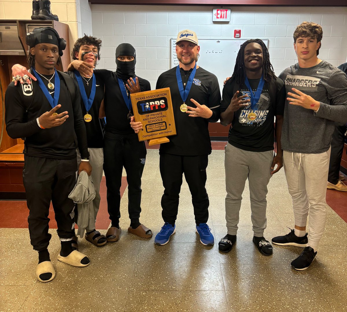 CIKReviveUs's tweet photo. We did it again! 4’s up, we aren’t Ch4sing history any more, you boys made it! So proud of all of you! There’s no place like DC! @LukeCarneyQB @Jaythagreat13 @MicahMata_ @D1dylan3 @Jr5Muse https://t.co/XGJzZDMEyf