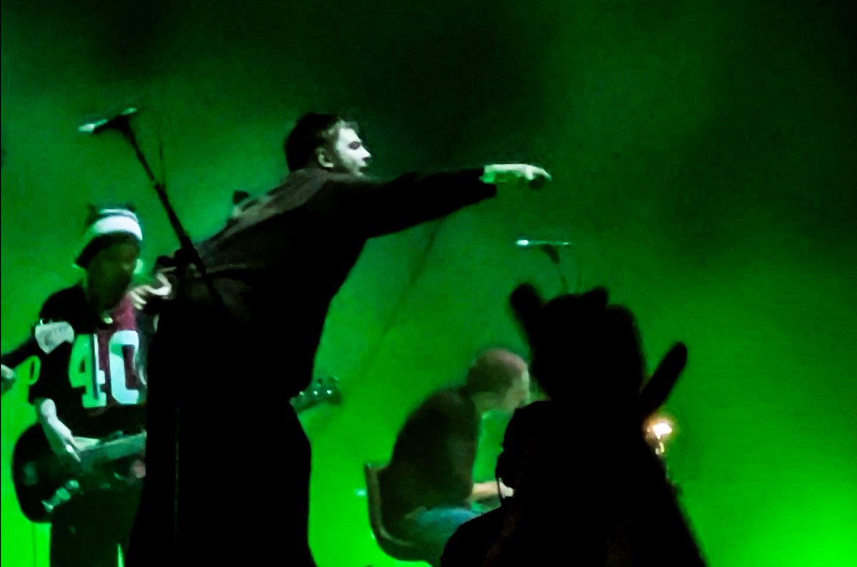 Fontaines DC - watching “Bug” from Friday’s super Dublin Point (3Arena) gig

🎥->  youtu.be/vyqFcI3AhgU?si…

Last time seeing them was 5 years ago today, they’ve certainly broadened their musical palette…..and polished up the image a bit! Lots of mileage in them yet