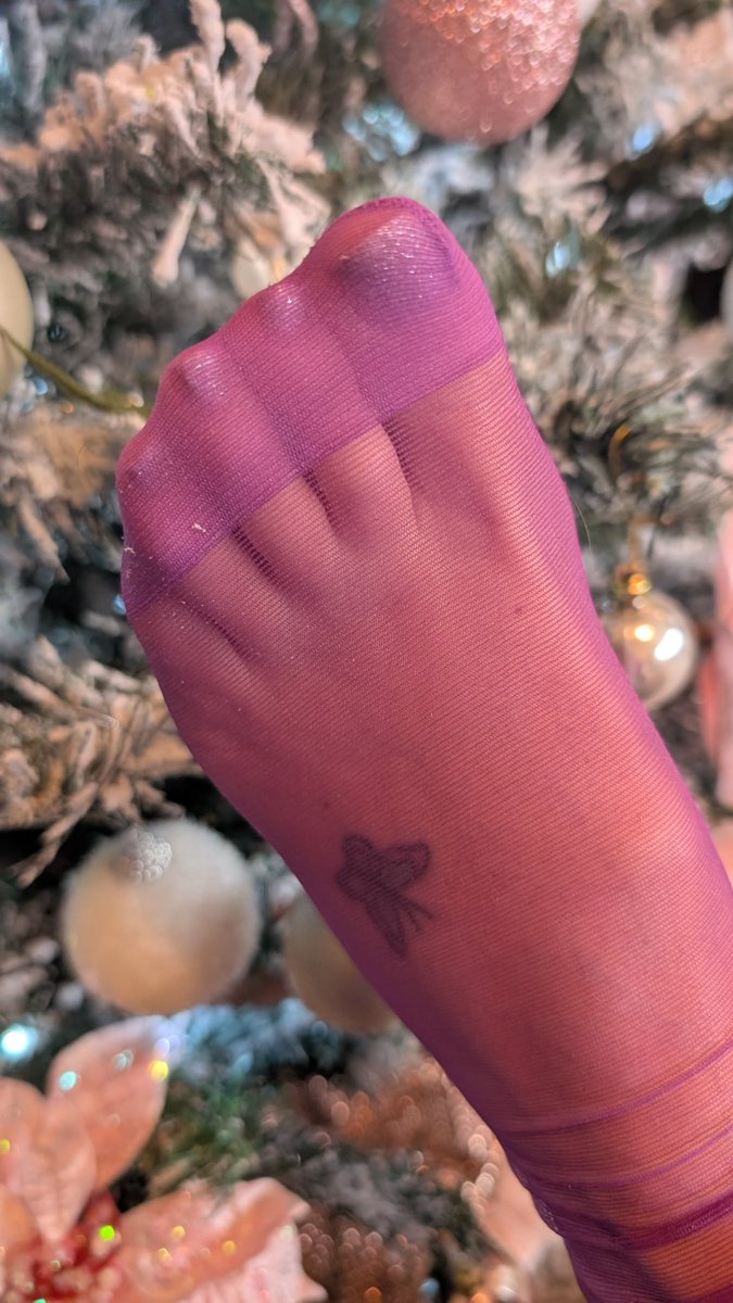 LilFeetBex's tweet image. You find my silver toes wrapped up under your tree...  What do you do? 

Get me some likes and reposts and I&apos;ll share a video of me unwrapping them 😘
