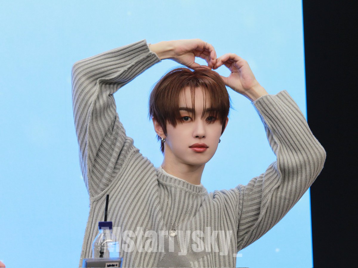 Mstarrysky_'s tweet photo. 241207 M.O.N.T Hellolive Fansign Event
Adorable whether smiling or not.💜
웃거나 웃지 않아도 참 매력적이에요.
#MONT #몬트
#BITSAEON #빛새온 #ビッセオン
#겨울이되면 #whenwintercomes https://t.co/TL7q775yjD