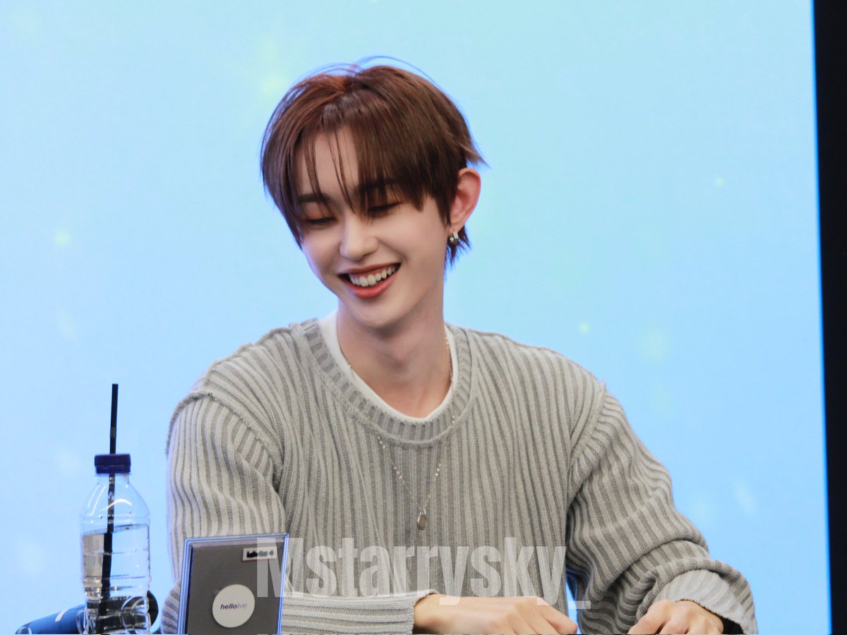 Mstarrysky_'s tweet photo. 241207 M.O.N.T Hellolive Fansign Event
Adorable whether smiling or not.💜
웃거나 웃지 않아도 참 매력적이에요.
#MONT #몬트
#BITSAEON #빛새온 #ビッセオン
#겨울이되면 #whenwintercomes https://t.co/TL7q775yjD