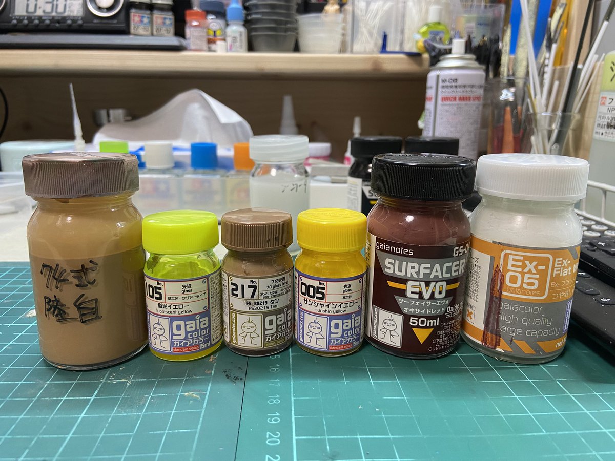 Pmeny60jgKSdKXF's tweet image. #74式 #週末二日間チャレンジ ！
見事失敗に終わりました😔
だか、完成まで明日から仕切り直しです！
また軽く汚すので明るめカラーを調色。
年末は色々と制作品が残っているので、コレやらないと年越せない😅