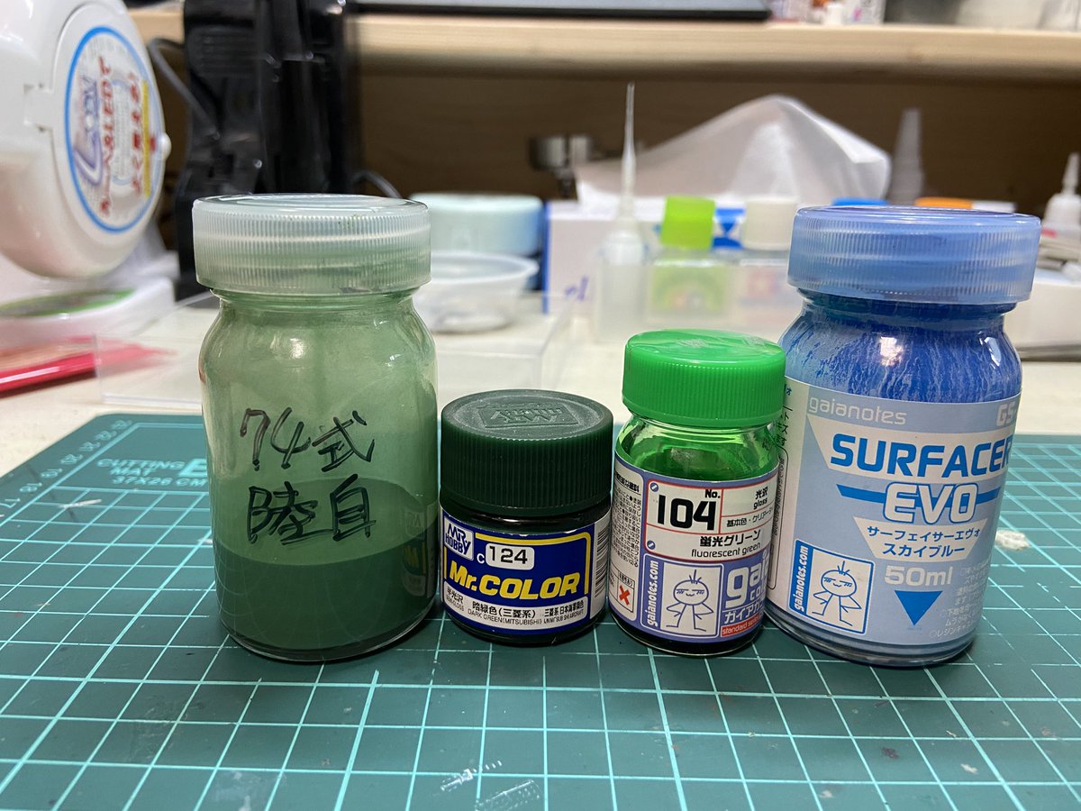 Pmeny60jgKSdKXF's tweet image. #74式 #週末二日間チャレンジ ！
見事失敗に終わりました😔
だか、完成まで明日から仕切り直しです！
また軽く汚すので明るめカラーを調色。
年末は色々と制作品が残っているので、コレやらないと年越せない😅