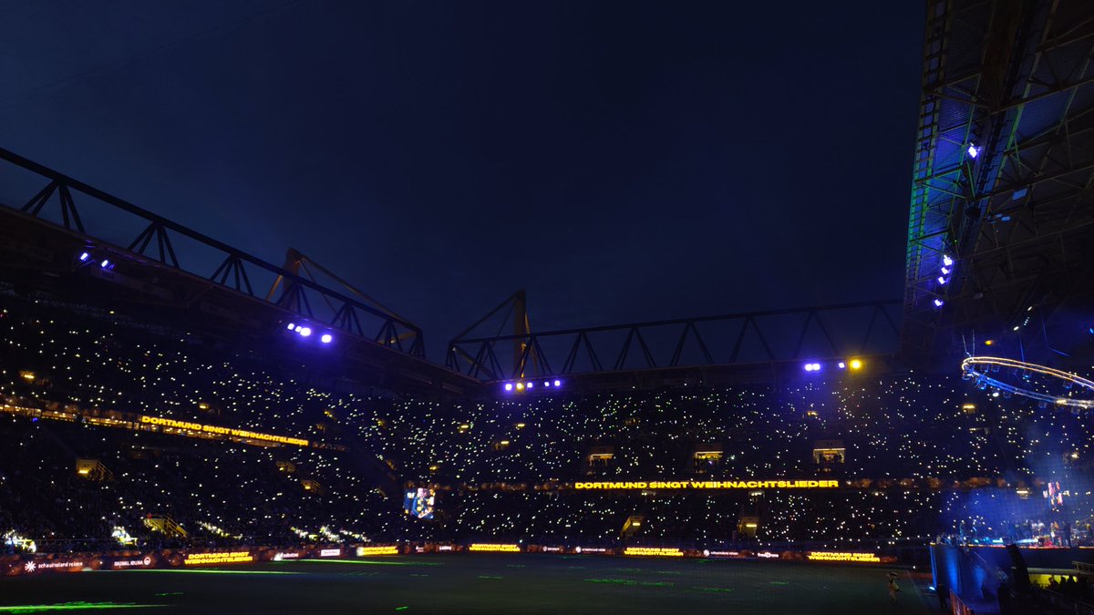 EinsSimon's tweet photo. @BVB #Weihnachtssingen so krass https://t.co/6ja54xnejQ