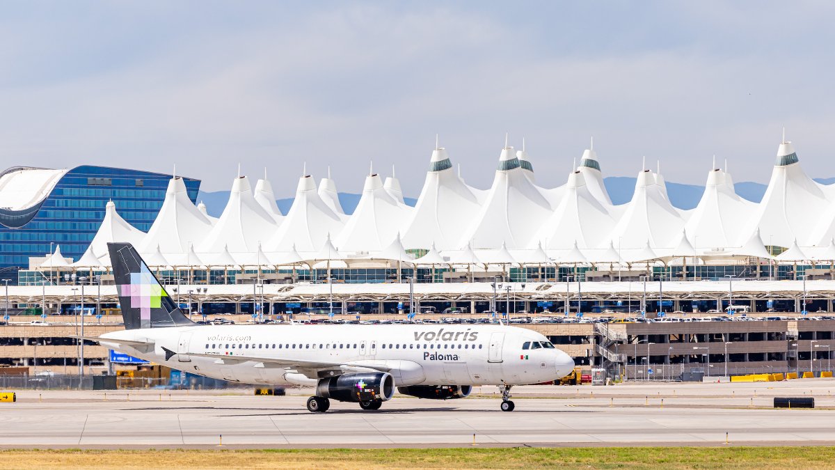 DENAirport's tweet image. Beyond blessed for our twelve-year voyage with Volaris! 🇲🇽 🥂

Cheers to the many more flights that will follow. 
#FlyDEN