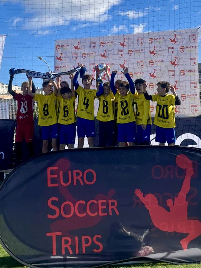 LasRozas_CF's tweet photo. CANTERA| CANTERA| Torneo Santa Fe - Alevín

Alevín 1-3 @SLBenfica

Bonita experiencia la vivida por el EQUIPO de @aariaas7 que va de menos a más durante el torneo y le permite coger buenas sensaciones.

🏆SUBCAMPEONES FASE ORO🏆

#CorazonAzul | 💙
#MetodoLRZ https://t.co/fGnTHqrhuj