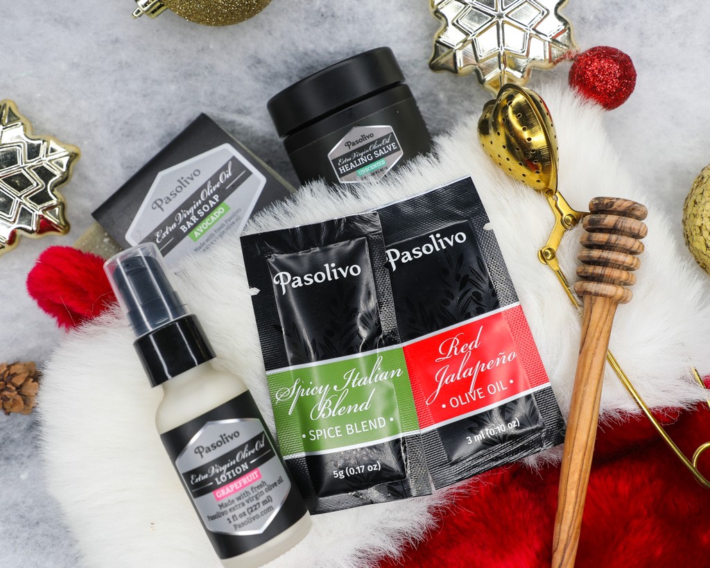 Pasolivo's tweet photo. Stocking stuffers are here to bring the cheer 🎀

Pasolivo mini lotions, bar soap, olive oil &amp; spice sachets, honey dippers, tea diffusers, and more are available on our site. Bring the magic to every stocking this season — shop your favorites now! #stockingstuffers #oliveoil https://t.co/l0U2N3pspB