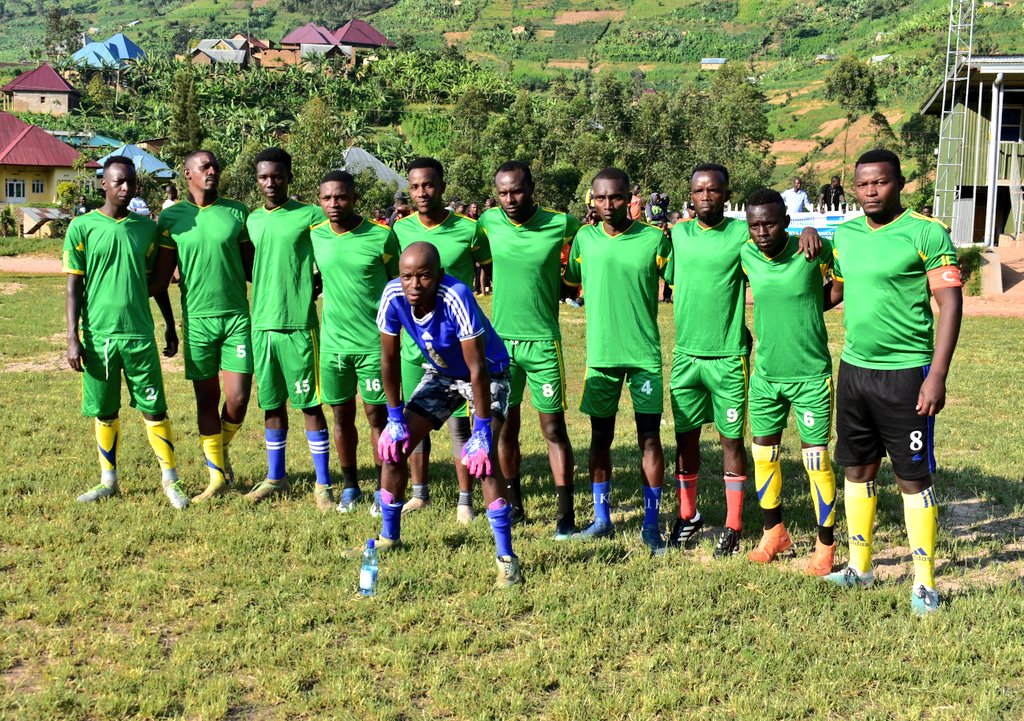 rulindodistrict's tweet photo. Kuri iki cyumweru, imikino yo kurwanya ruswa n'akarengane muri @rulindodistrict yakomeje, hakina Umurenge wa #Bushoki n'uwa #Base. ๐๐ฎ๐๐๐ญ๐๐ง๐ฒ๐ ๐ง'๐ฎ๐ซ๐ฎ๐๐ฒ๐ข๐ซ๐ฎ๐ค๐จ ๐ค๐ฎ๐ซ๐ฐ๐๐ง๐ฒ๐ ๐ซ๐ฎ๐ฌ๐ฐ๐; ๐๐ฎ๐ญ๐๐ ๐ฎ๐ซ๐ ๐ข๐ง๐ฒ๐๐ง๐ ๐๐ฆ๐ฎ๐ ๐๐ฒ๐จ ๐ณ'๐๐ฃ๐จ ๐ก๐๐ณ๐๐ณ๐. https://t.co/KhIIrUkPbN