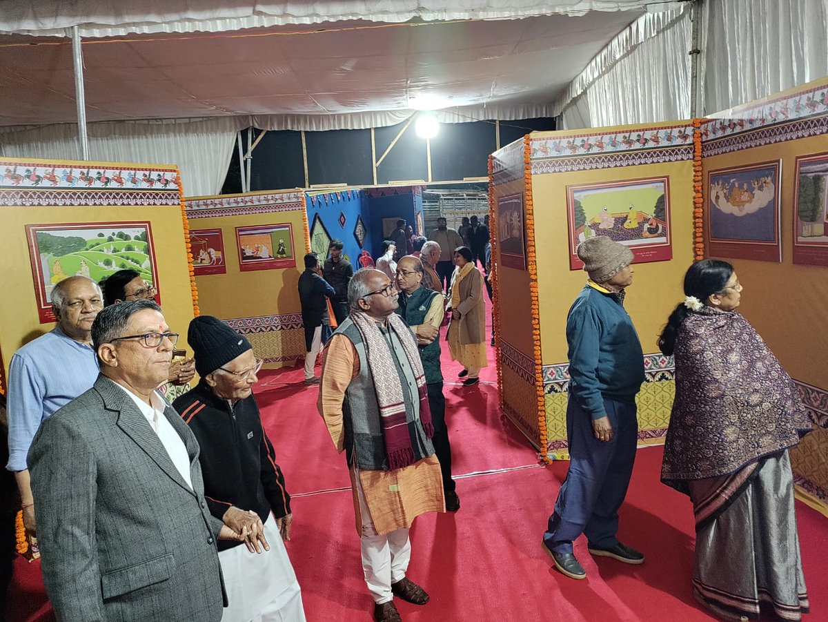 विक्रमादित्य शोधपीठ के तत्वावधान में आयोजित अंतर्राष्ट्रीय भगवतगीता महोत्सव  के प्रथम दिवस भगवान श्रीकृष्ण पर आधारित चित्र प्रदर्शनी का उद्घाटन आज सायंकाल उज्जैन के विद्वत समुदाय द्वारा दीप प्रज्वलित कर किया गया। माननीय कुलगुरु प्रो. विजय कुमार सीजी विशेष रूप से उपस्थित थे।