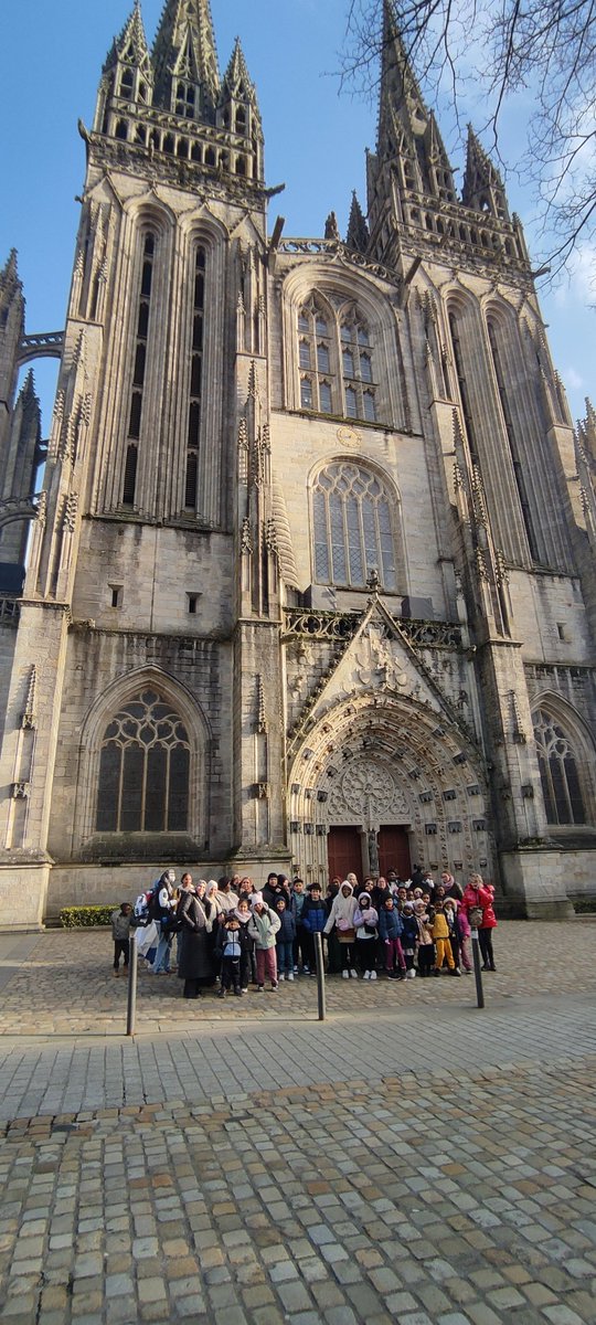 Magnifique sortie familiale à Quimper pour l'école Bois du Château. Découverte de la cathédrale, atelier de construction de voûtes, promenades dans les rues et émerveillement devant les illuminations de Noël. Un grand merci <a href="/VilledeLorient/">Ville de Lorient</a> pour ces moments précieux.