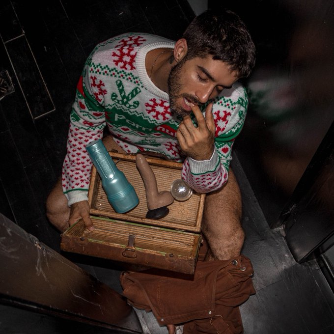 Christmas is coming, and you should be too  US/Europe/Canada/Australia:    https://t.co/pfmGrwDYTK  Brazil:<a href="/tag/gayporn"class="tags"><span>#gayporn</span></a><a href="/tag/onlyfans"class="tags"><span>#onlyfans</span></a>