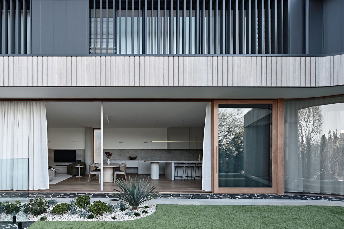 Archello's tweet photo. Amiri – Courtyard House by Kelder Architects transforms a steep Brisbane site with a central courtyard design.
https://t.co/xH3QI6CkCK
#CourtyardDesign #SustainableArchitecture #ConcreteCraftsmanship https://t.co/3C2FsMY3uR